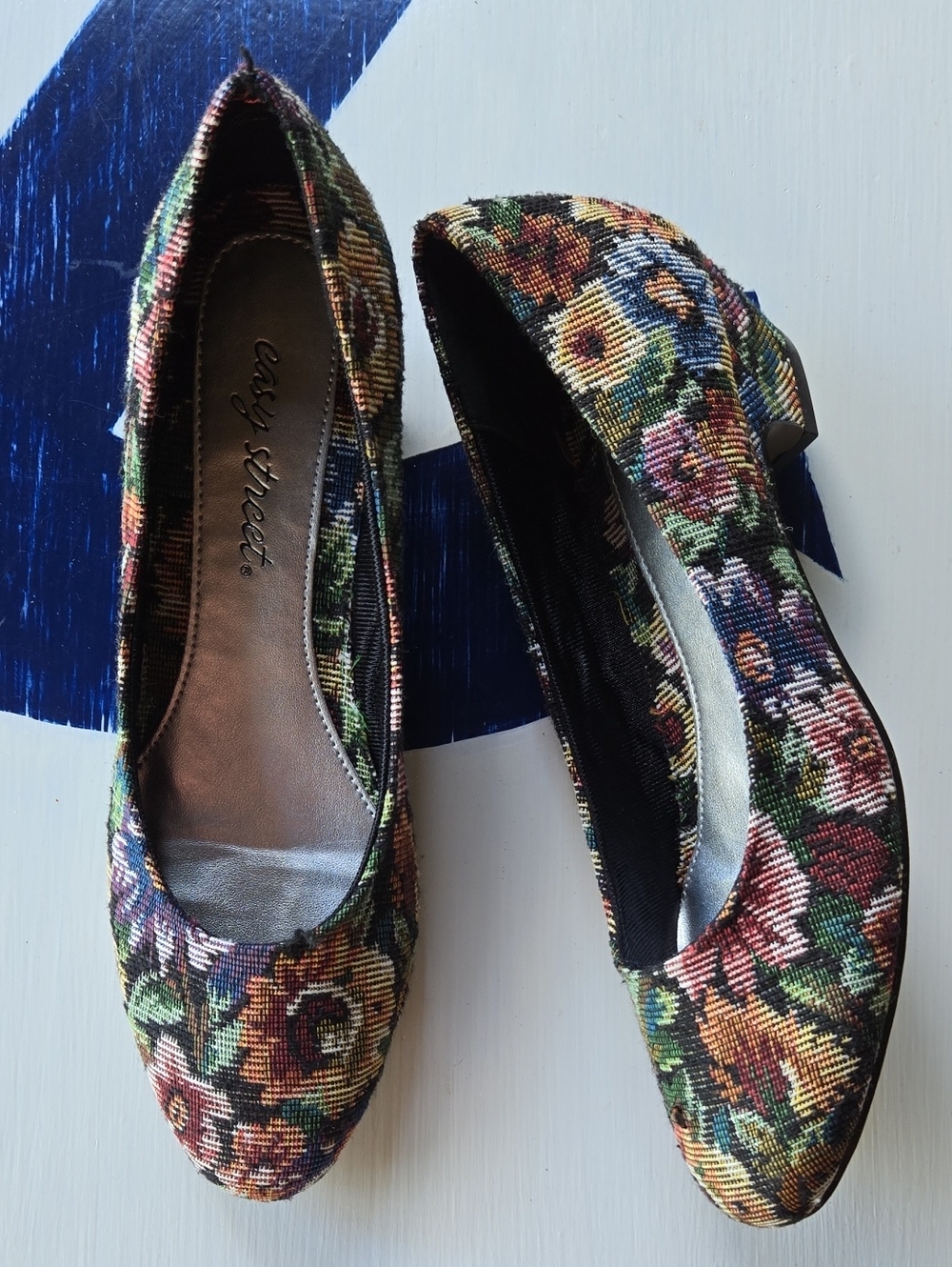 Easy Street Floral Needlepoint Tapestry Low Heel Pump Size 7.5 Narrow